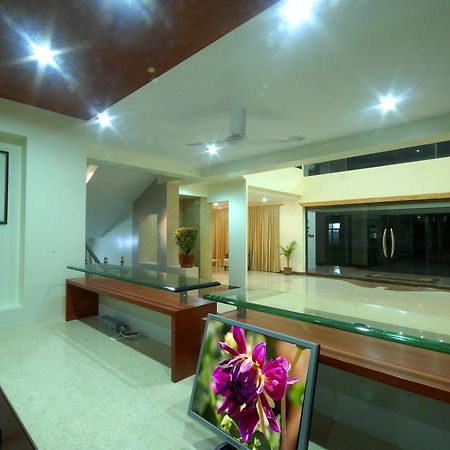 Hotel New Holiday Plaza Nashik Buitenkant foto