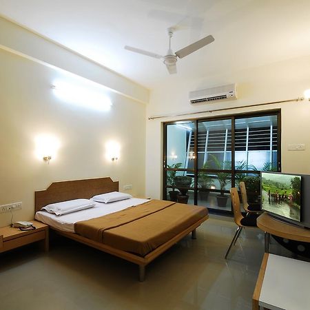 Hotel New Holiday Plaza Nashik Buitenkant foto