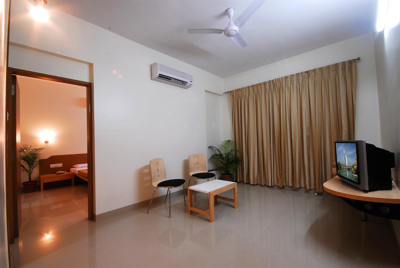 Hotel New Holiday Plaza Nashik Buitenkant foto