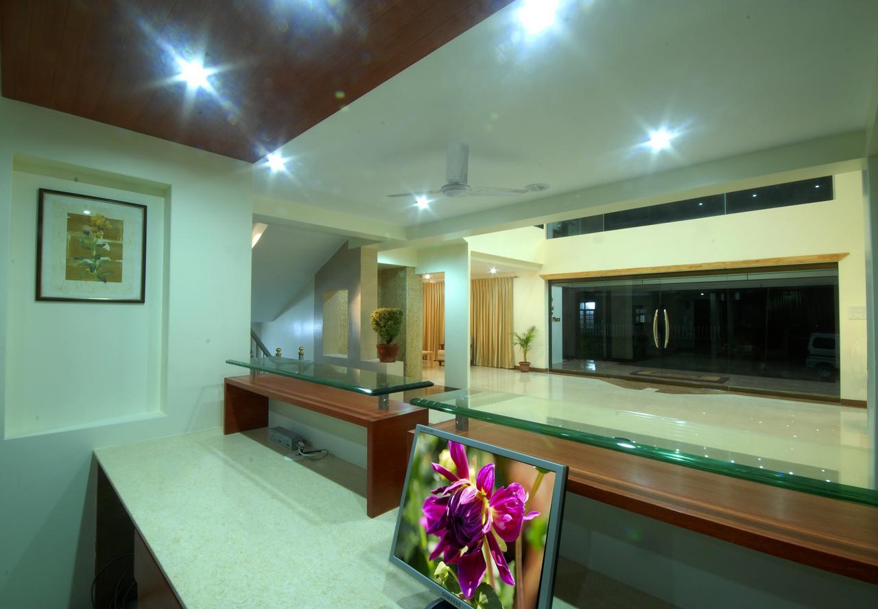 Hotel New Holiday Plaza Nashik Buitenkant foto