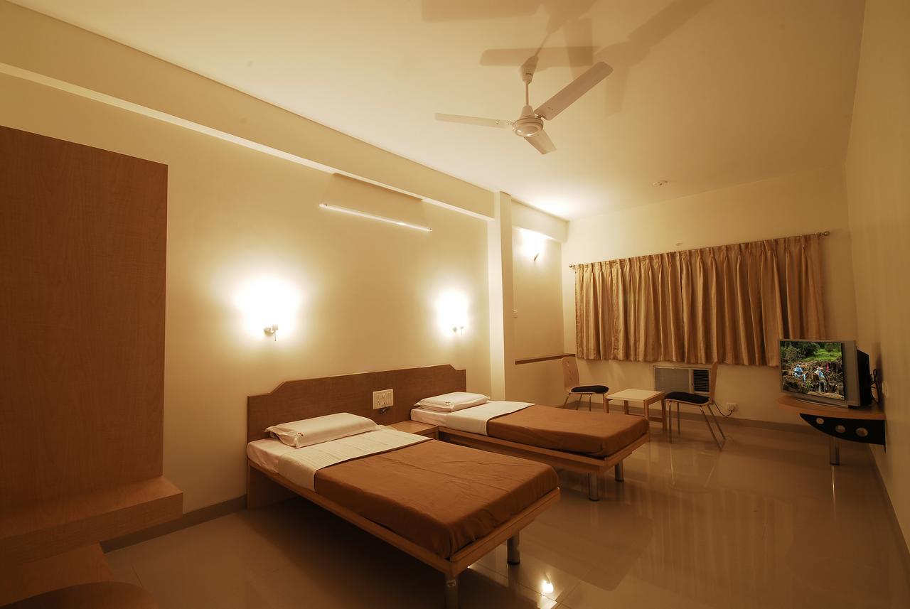 Hotel New Holiday Plaza Nashik Buitenkant foto