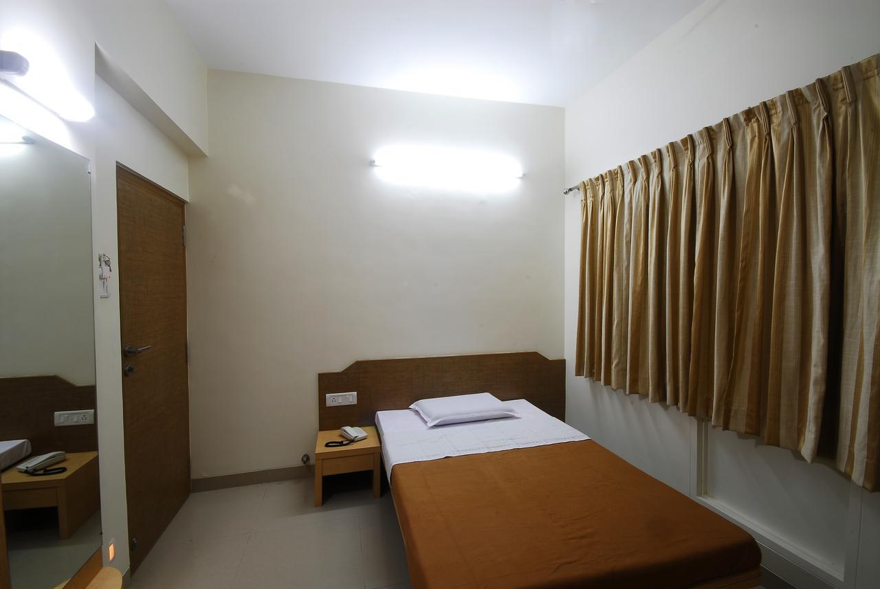 Hotel New Holiday Plaza Nashik Kamer foto