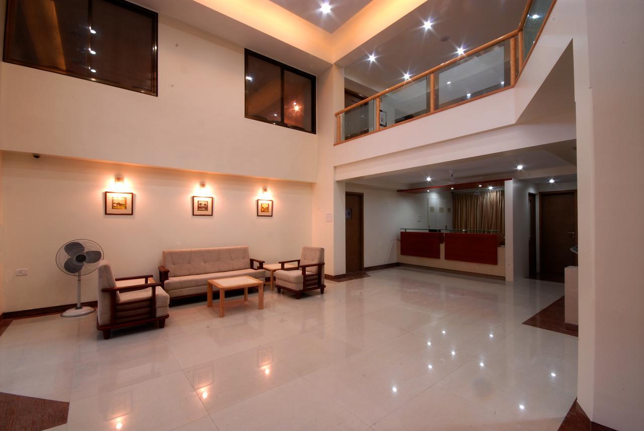 Hotel New Holiday Plaza Nashik Buitenkant foto