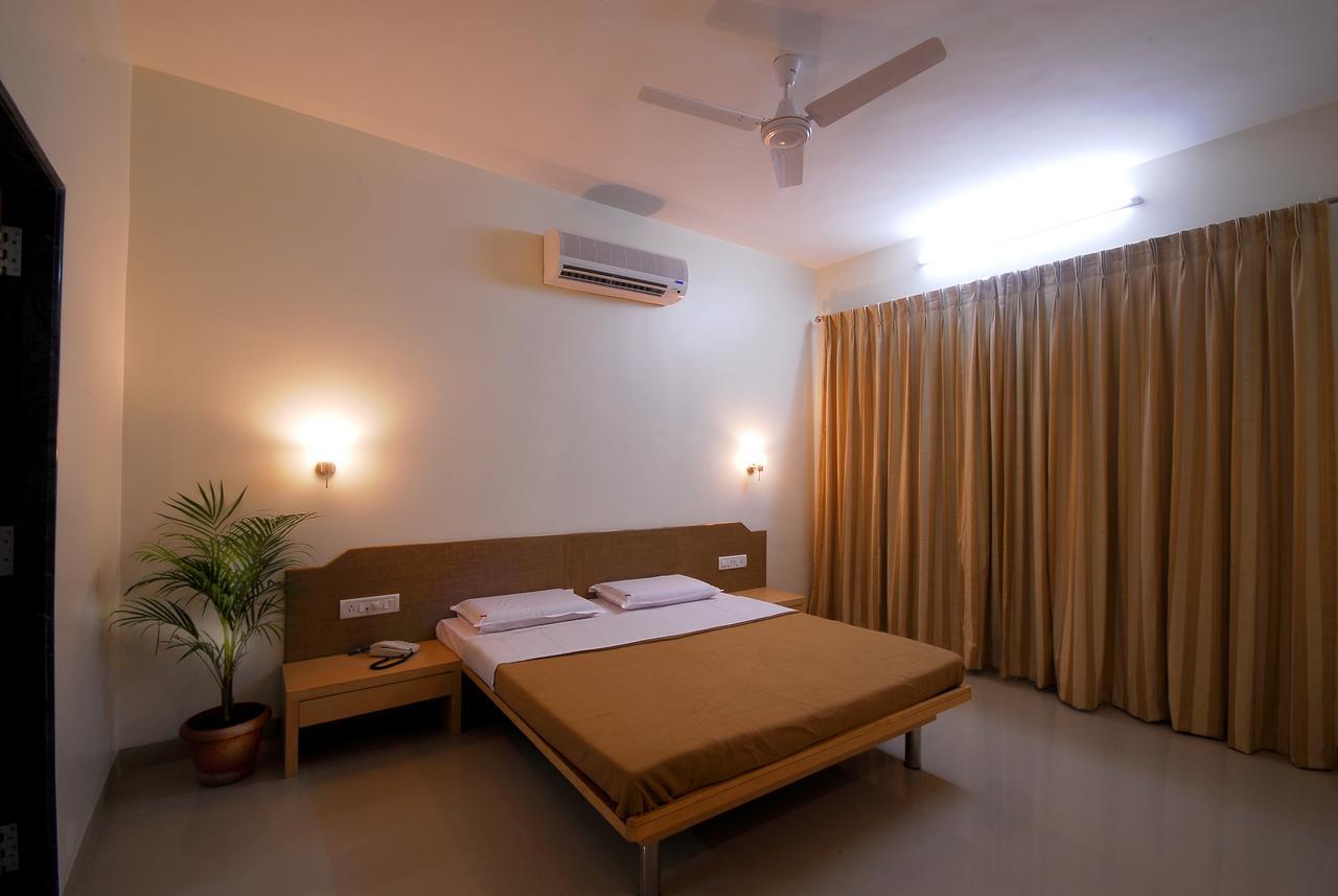 Hotel New Holiday Plaza Nashik Buitenkant foto