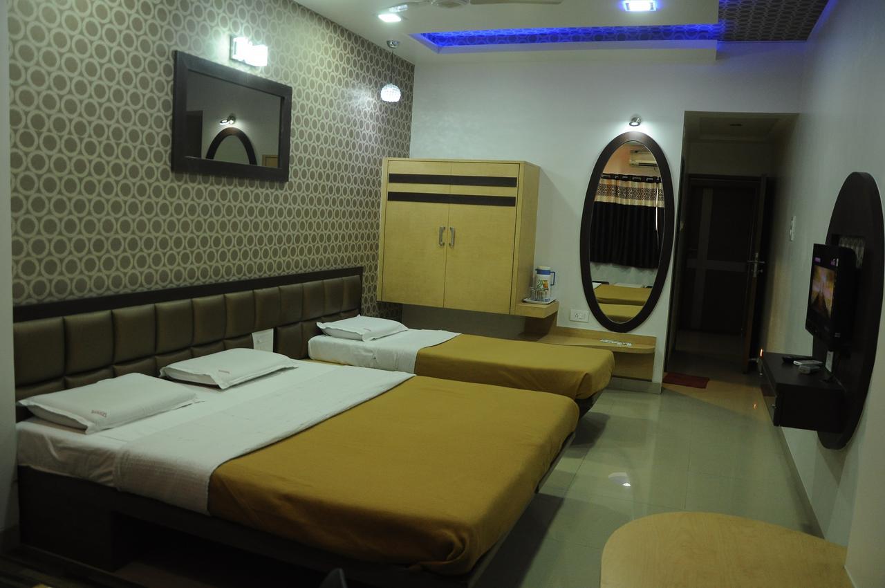 Hotel New Holiday Plaza Nashik Buitenkant foto