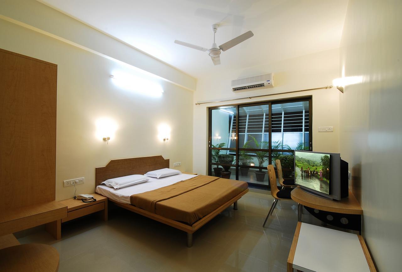 Hotel New Holiday Plaza Nashik Buitenkant foto