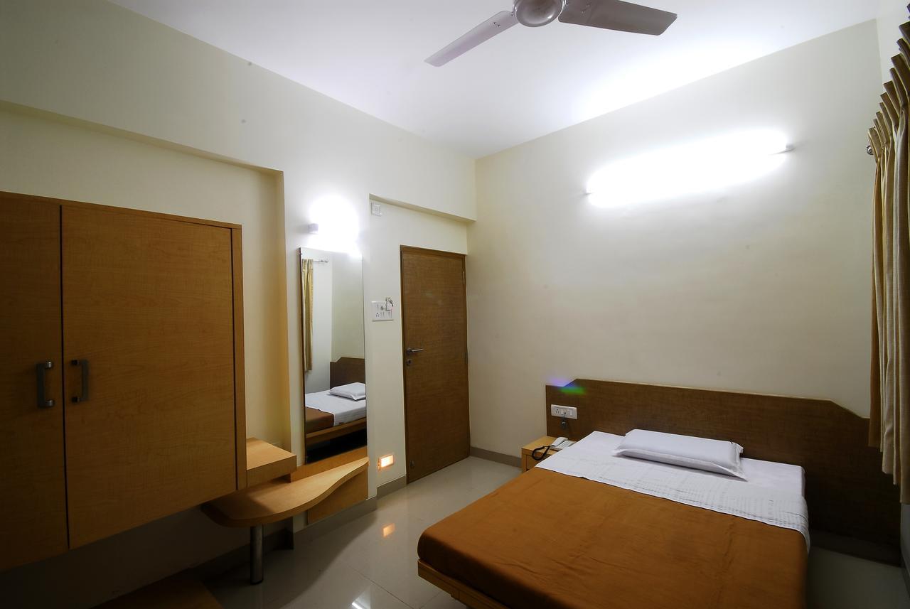 Hotel New Holiday Plaza Nashik Buitenkant foto
