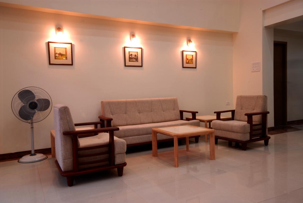Hotel New Holiday Plaza Nashik Buitenkant foto