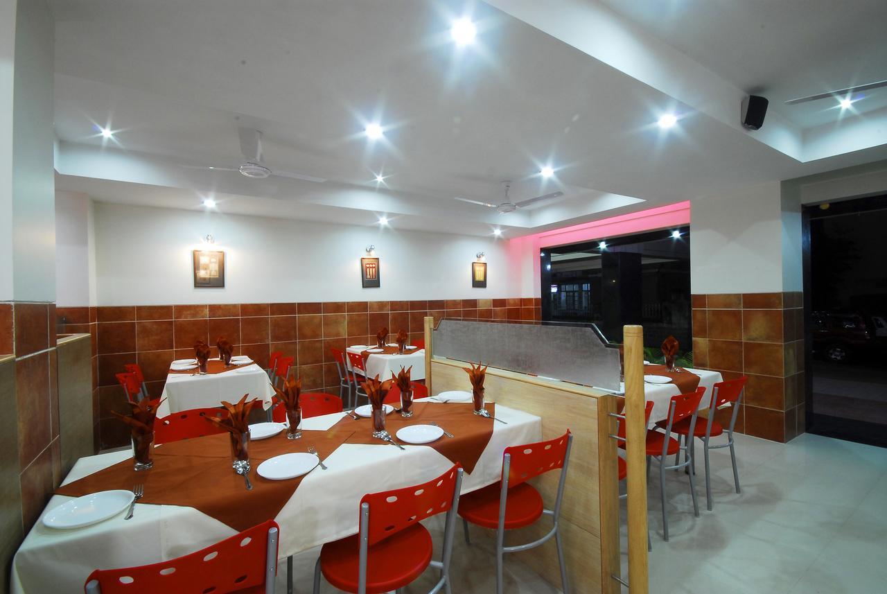 Hotel New Holiday Plaza Nashik Buitenkant foto
