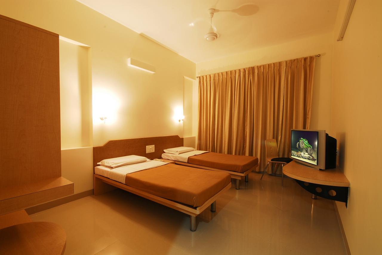 Hotel New Holiday Plaza Nashik Buitenkant foto