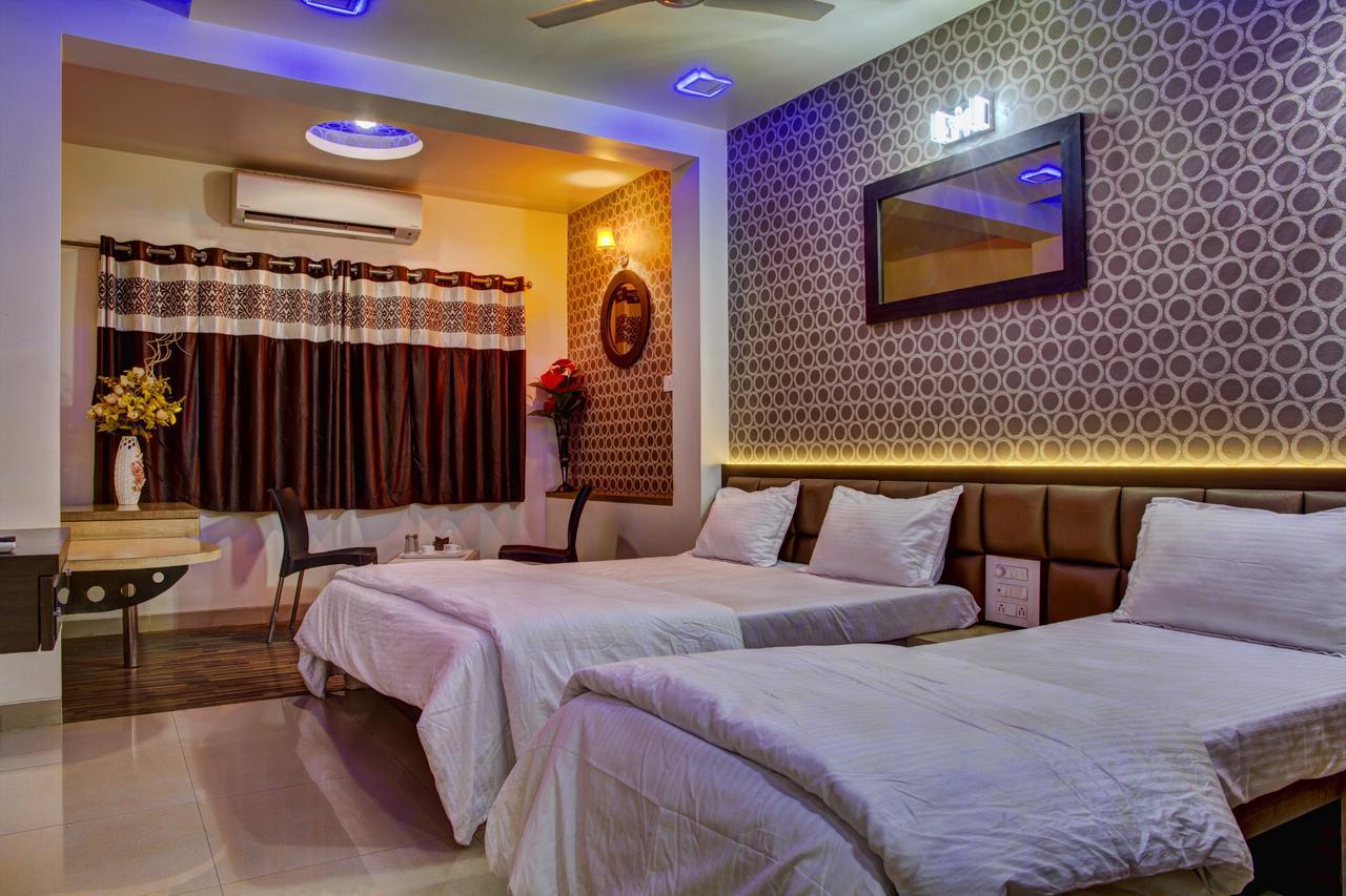 Hotel New Holiday Plaza Nashik Buitenkant foto