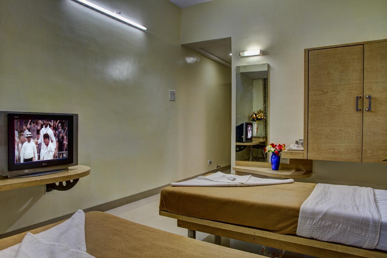 Hotel New Holiday Plaza Nashik Buitenkant foto