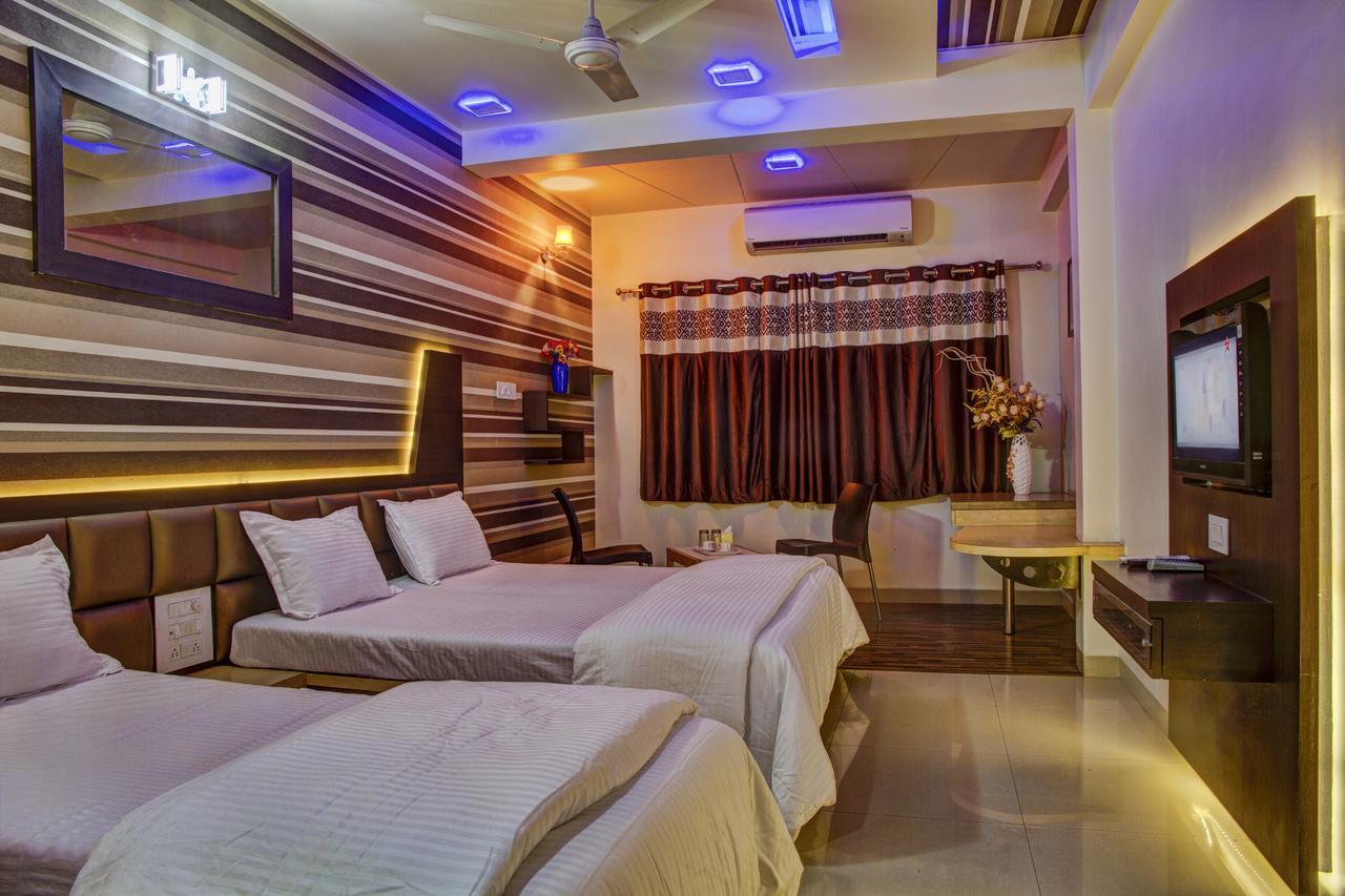 Hotel New Holiday Plaza Nashik Buitenkant foto