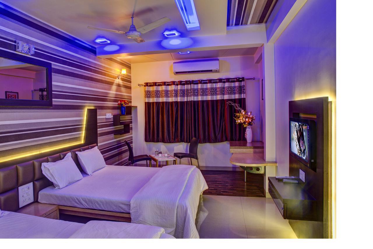 Hotel New Holiday Plaza Nashik Buitenkant foto