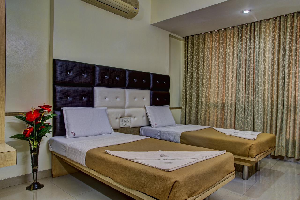 Hotel New Holiday Plaza Nashik Buitenkant foto