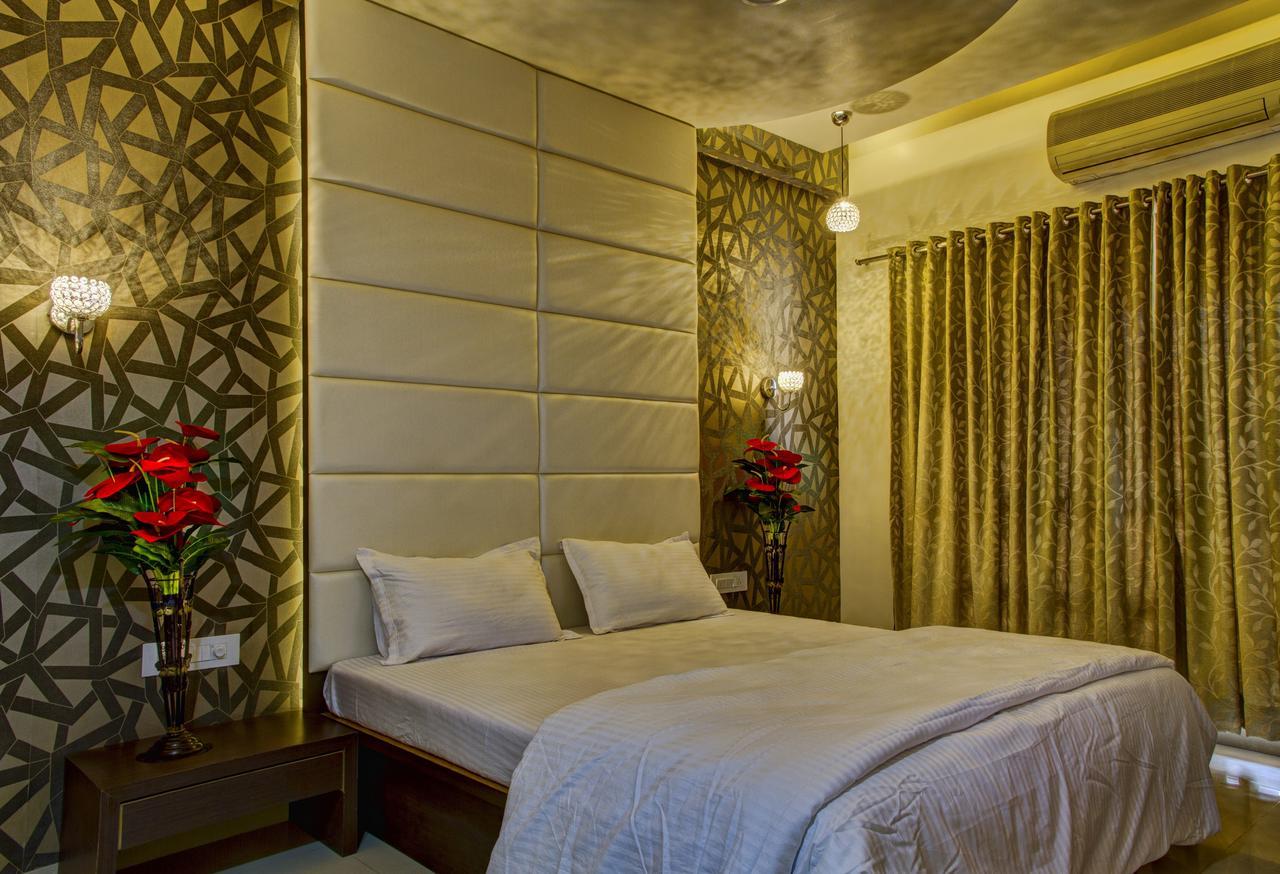 Hotel New Holiday Plaza Nashik Buitenkant foto
